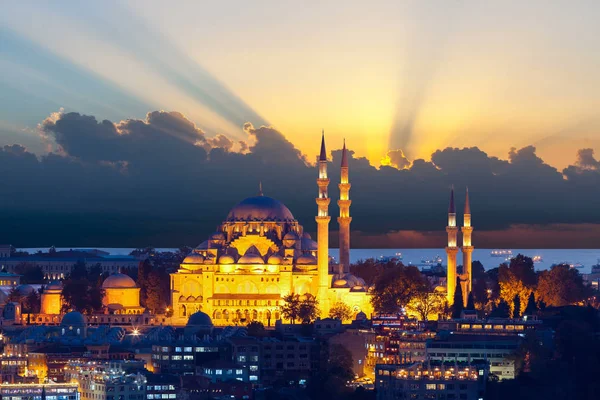 Tarihi Istanbul 'un merkezinde gün batımında. Türkiye.