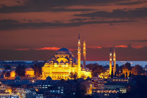 O centro histórico de Istambul ao pôr-do-sol. Turquia . — Fotografia de Stock