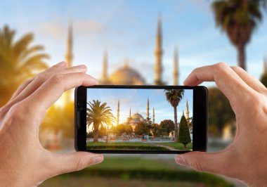 Seyahat kavramı. Eller smartphone kamerayla fotoğraf şehir yapma. Istanbul. Türkiye