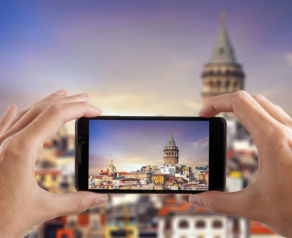 Concepto de viaje. Manos haciendo foto de la ciudad con la cámara del teléfono inteligente. Estambul. Turquía — Foto de Stock
