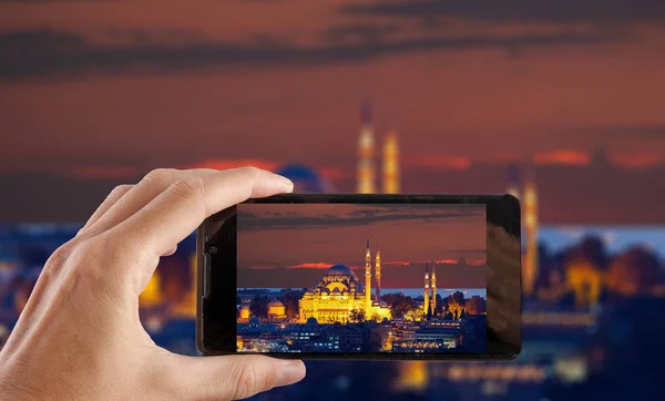 Concepto de viaje. Fotografía de la ciudad nocturna a mano con cámara para smartphone. Estambul. Turquía . — Foto de Stock