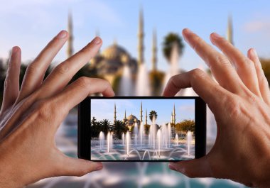 Seyahat kavramı. El smartphone kamerayla fotoğraf şehir yapma. Istanbul. Türkiye