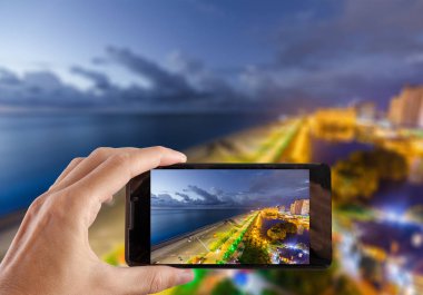 Seyahat kavramı. El smartphone kamerayla fotoğraf şehir yapma. Batum, Acara, Gürcistan