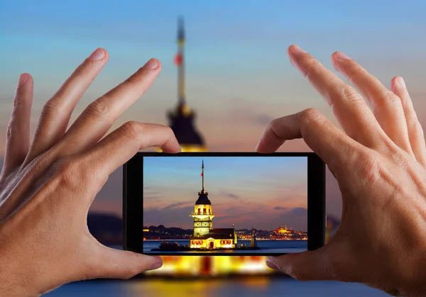 Concepto de viaje. Fotografía de la ciudad hecha a mano con cámara para smartphone. Estambul. Turquía — Foto de Stock
