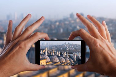 Seyahat kavramı. El smartphone kamerayla fotoğraf gece şehir yapma. Istanbul. Türkiye.