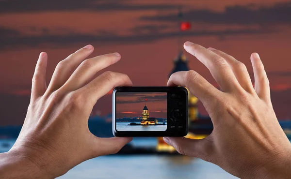 Concepto de viaje. Fotografía de la ciudad a mano con cámara. Estambul. Turquía . — Foto de Stock