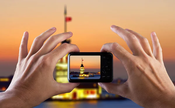 Concepto de viaje. Fotografía de la ciudad a mano con cámara. Estambul. Turquía . — Foto de Stock