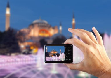 Seyahat kavramı. Eller smartphone kamerayla fotoğraf gece şehir yapma. Istanbul gün batımında. Türkiye