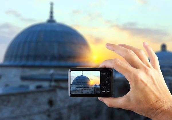 Concepto de viaje. Fotografía de la ciudad nocturna a mano con cámara para smartphone. Estambul. Turquía . — Foto de Stock