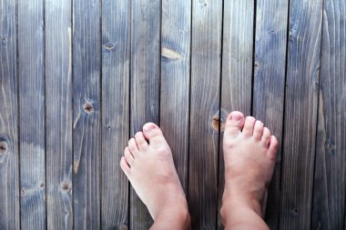 babys ayakları yere.