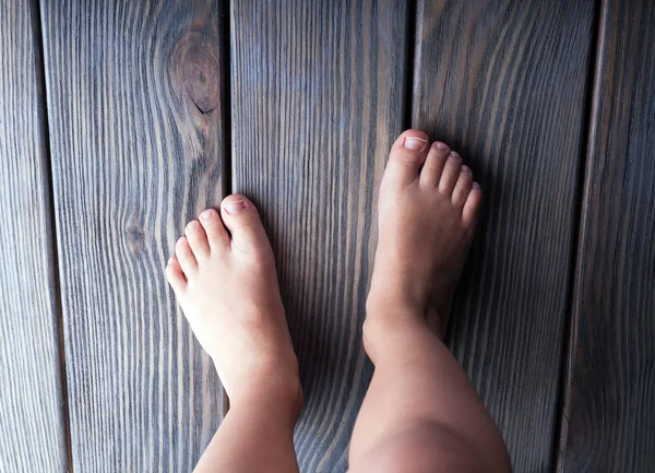 Babys feet on the floor. — Stock Photo, Image