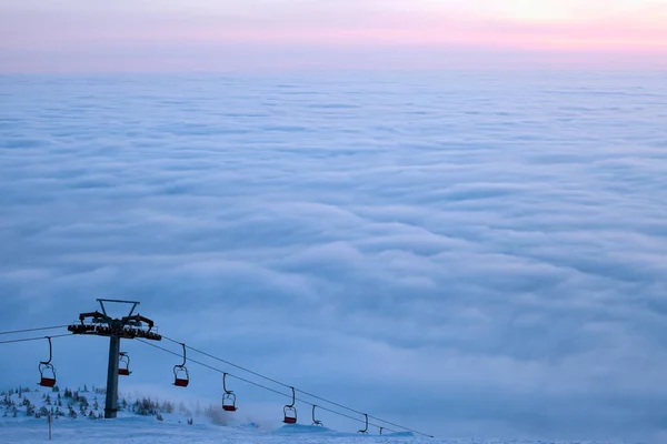 Wyciąg narciarski na zimowy jasny dzień — Zdjęcie stockowe