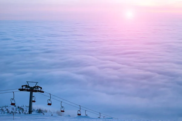 在明亮的冬日滑雪缆车 — 图库照片