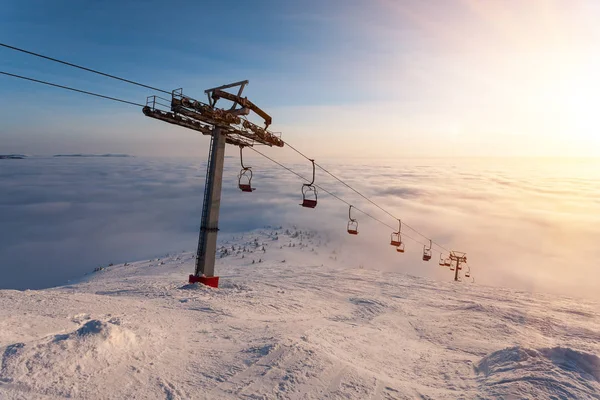 Elevador de esqui no dia de inverno brilhante — Fotografia de Stock