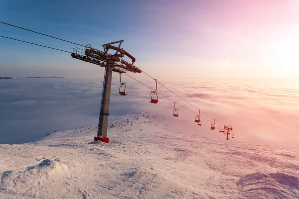 Elevador de esqui no dia de inverno brilhante — Fotografia de Stock