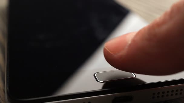 Fingerprint skärmen security låsa upp på en smartphone. — Stockvideo