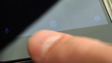 Kiev, 29 Kasım 2016 - parmak izi güvenlik ekran üzerinde bir akıllı telefon kilidini.