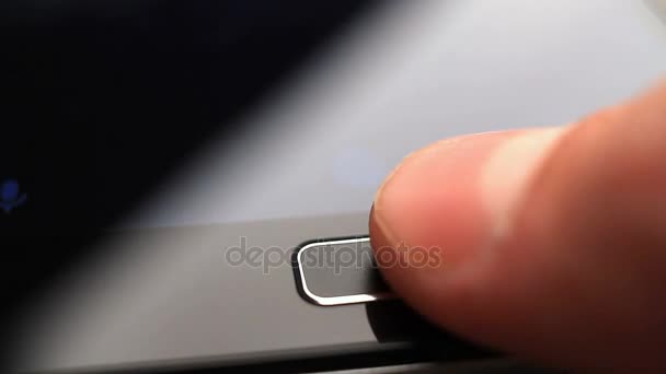 Отпечатки пальцев на экране безопасности разблокировки на смартфоне . — стоковое видео