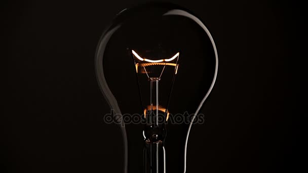 Lampadina su sfondo nero. — Video Stock