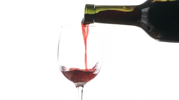 Vörös bor ömlött egy üveg, fehér háttér. — Stock videók