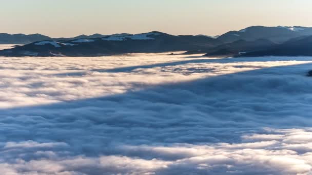 Dense fog rolling through Carpathian mountains. winter landscape. — Stock Video