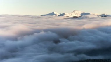 Karpat Dağları'nda kış manzara. Bulutların üstünde beutiful günbatımı.