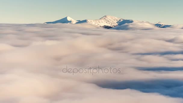 Paisaje invernal en montañas Cárpatas. Hermoso atardecer sobre las nubes . — Vídeos de Stock