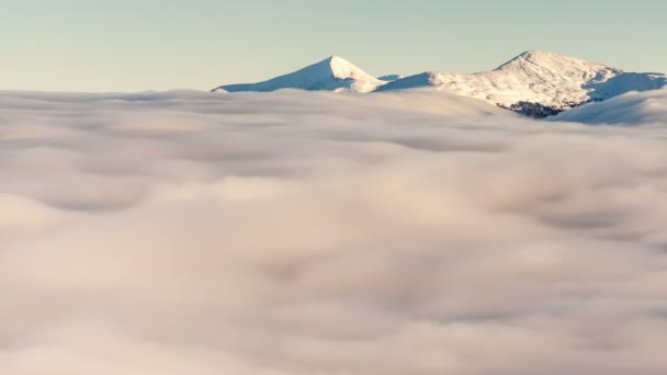 Karpat Dağları'nda kış manzara. Bulutların üstünde beutiful günbatımı. — Stok video