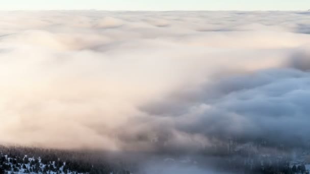 Paisaje invernal en montañas Cárpatas. Hermoso atardecer sobre las nubes . — Vídeos de Stock
