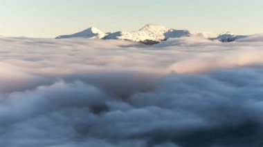 Karpat Dağları'nda kış manzara. Bulutların üstünde beutiful günbatımı.