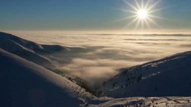 Karpat Dağları'nda kış manzara. Bulutların üstünde beutiful günbatımı.