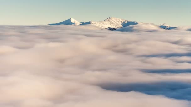 Paisaje invernal en montañas Cárpatas. Hermoso atardecer sobre las nubes . — Vídeos de Stock