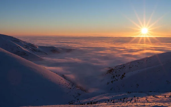 Kleurrijke winter zonsopgang in de bergen. — Stockfoto