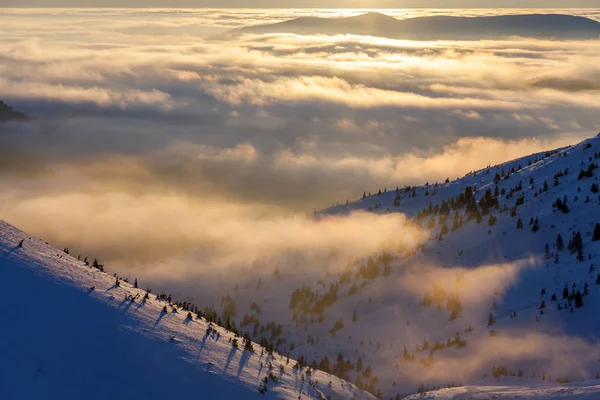 Färgglada vinter soluppgång i bergen. — Stockfoto