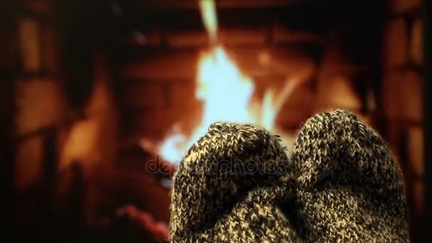 暖炉のそばでウールのソックスでの足 — ストック動画