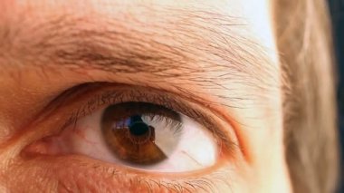 Bir erkek göz makro çekim.