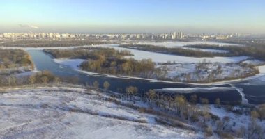 Havadan görünümü. Güzel kış nehir ve orman üzerinde uçuş. Kış doğada. Manzara panorama. Ukrayna