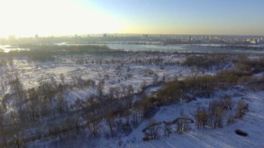 Havadan görünümü. Güzel kış nehir ve orman üzerinde uçuş. Kış doğada. Manzara panorama. Ukrayna