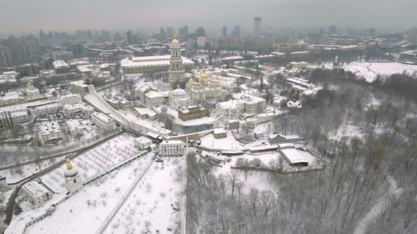 Luchtfoto Kiev-Pechersk Lavra in de winter, Kiev, Oekraïne. — Stockvideo