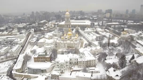 Luftaufnahme Kiev-Pechersk Lavra im Winter, Kiew, Ukraine. — Stockvideo
