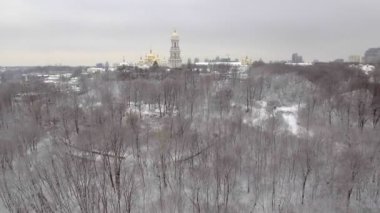 Kiev-Pechersk Lavra, karmaşık Kilisesi, yeşil çatılar, altın Cupolas, kilise, İsa'nın Doğuşu kutsar Meryem Ana, Yemekhane kilise, kutsal Haç Kilisesi, Dormition Katedrali, kutsal Dormition.