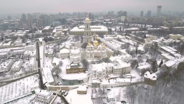 Letecký pohled Kyjev-Pechersk Lavra v zimě, Kyjev, Ukrajina. — Stock video