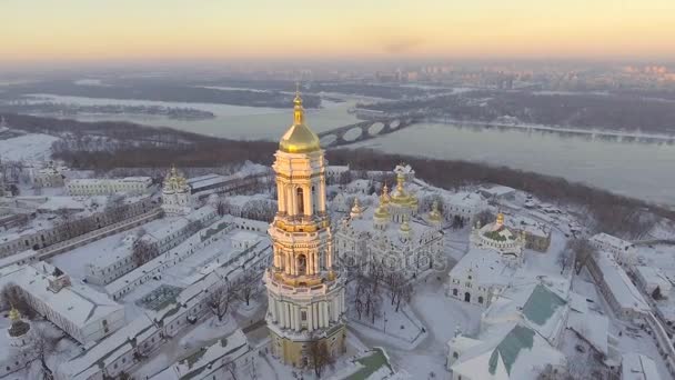 Києво-Печерська Лавра також відомий як в Києво-Печерської Лаври, є історичним православних християнський монастир, який дав назву до одного з районів міста, де він перебуває у Києві — стокове відео