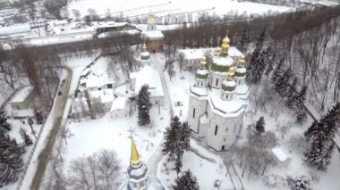 Kiev, Ukrayna St. Michael Vydubitsky erkek manastırda. Uçan helikopter Kilisesi karşı zemin Kiev şehir ve Dinyeper Nehri üzerinde üzerinde. Aeril görünüm