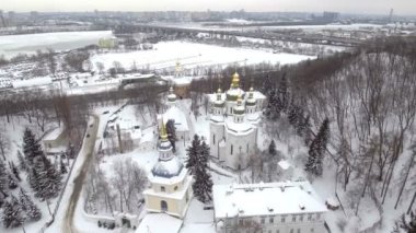 Kiev, Ukrayna St. Michael Vydubitsky erkek manastırda. Uçan helikopter Kilisesi karşı zemin Kiev şehir ve Dinyeper Nehri üzerinde üzerinde. Aeril görünüm