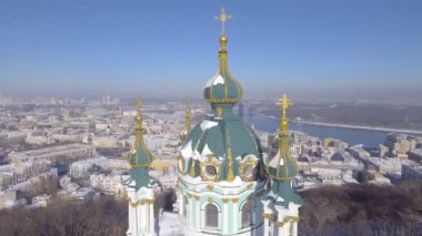 Saint Andrews Kilisesi Kiev Andriyivsky iniş üzerinde 1747-1754 inşa edilmiş ve ünlü mimarı Bartolomeo Rastrelli, Ukrayna tarafından tasarlanmıştır.