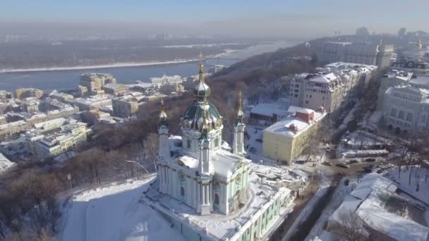 Z lotu ptaka na Podol i kościół św. Andrzeja w Kijowie, Ukraina. — Wideo stockowe