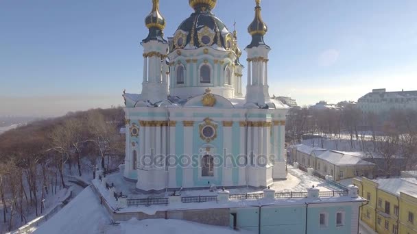 Saint Andrews kyrka i Kiev på Andrejevskij nedstigningen byggdes 1747-1754 och ritades av den berömda arkitekten Bartolomeo Rastrelli, Ukraina. — Stockvideo