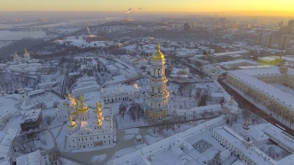 Luchtfoto Kiev-Pechersk Lavra in de winter, Kiev, Oekraïne. — Stockfoto