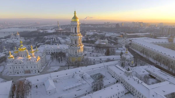 Luchtfoto Kiev-Pechersk Lavra in de winter, Kiev, Oekraïne. — Stockfoto